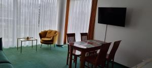 Televízia a/alebo spoločenská miestnosť v ubytovaní Apartamenty Kołobrzeg Morska