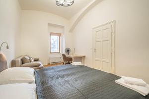 Un pat sau paturi într-o cameră la Prague Centre Apartments
