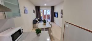 Kuchyňa alebo kuchynka v ubytovaní Homes of Spain, Apartamentos Paraiso de Vera Playa, Ed Tahiti, bajo G a pie de la playa, vistas piscina + 37 fotografií