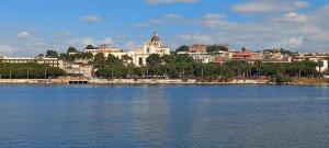 vista su una città con un grande bacino d'acqua di Bonaria Apartment a Cagliari