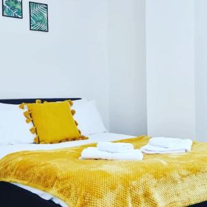 uma cama com duas toalhas em cima em Yorksha Luxury Apartments Leeds em Leeds