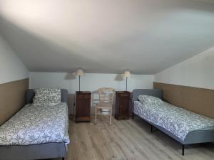 Postel nebo postele na pokoji v ubytování Gîte l'atelier de Phil et Delfe
