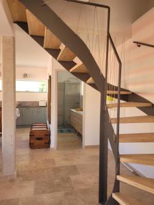 een trap in een huis met een badkamer bij Gîte l'atelier de Phil et Delfe in Sainte-Cécile-les-Vignes