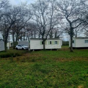 Vonkajšia záhrada v ubytovaní Bungalow 6 pers. près du puy du fou