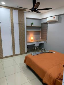 een slaapkamer met een bed, een plafondventilator en een bureau bij Ulike homestay~3room~The Venus~Manjung~Lumut in Seri Manjung
