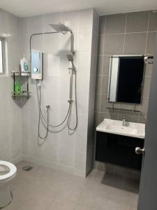 een badkamer met een douche, een wastafel en een toilet bij Ulike homestay~3room~The Venus~Manjung~Lumut in Seri Manjung
