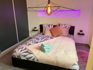 Posteľ alebo postele v izbe v ubytovaní Appartement atypique : Le Puits