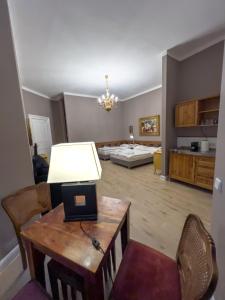 a living room with a table with a lamp on it at Apartments-Maison Am Olivaer Platz in Berlin