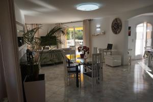 Villa Chantilly في سانت رافائيل: غرفة معيشة بها طاولة وكراسي