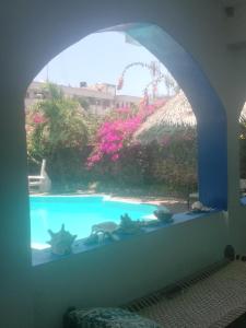 瓦塔姆的住宿－Chiky Villa，享有游泳池景致的窗户