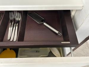 a drawer with a knife and fork and a utensil at Luminoso Monolocale zona servita in Legnano