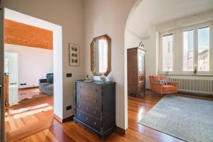 sala de estar con tocador y espejo en Large, luxurious family apartment in Biella's historic center, en Biella