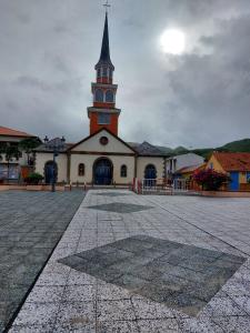 eine große Kirche mit einem Kirchturm darüber in der Unterkunft T2 cirique in Les Anses-dʼArlets