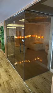 uma porta de vidro numa sala de estar com lareira em Golden view apartment - Milmari p82 FREE SPA APRIL, MAY AND JUNE!!!! em Kopaonik