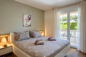 1 dormitorio con 1 cama con 2 almohadas en Villa Opatic, en Poreč