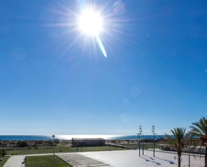 un sol brillando en el cielo sobre el océano en Blue Villa by ALGARVEMANTA, en Manta Rota