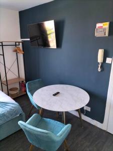 a room with a table and a chair and a bed at Stylish London Studio l 1 Bd, 1 Bath Urban Retreat in London