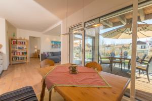ภาพในคลังภาพของ Helle Wohnung mit Bergblick & eigener Terrasse ในบัดเทิลซ์