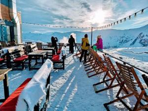 een groep mensen die op een met sneeuw bedekte berg staan bij Sauna Royal Suite in Goedaoeri