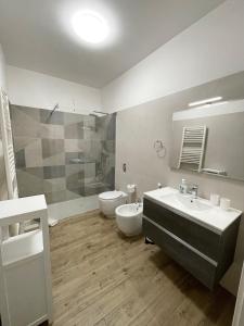 uma casa de banho com um lavatório, uma banheira e um WC. em Sicilia Bedda casavacanze em Pozzallo