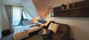 En eller flere senge i et værelse på Gościniec Na Brzyzku