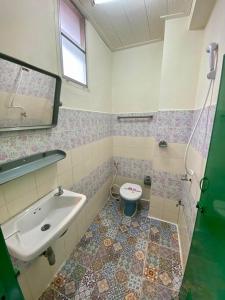 La salle de bains est pourvue d'un lavabo et de toilettes. dans l'établissement Ratanawong Place 510, à Bangkok