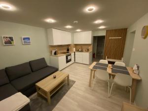 ein Wohnzimmer mit einem Sofa und einem Tisch in der Unterkunft Fjord studio in Sunde