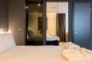 ein Hotelzimmer mit einem Bett und einem Spiegel in der Unterkunft Sellmann´s Boutique Hotel in Dortmund