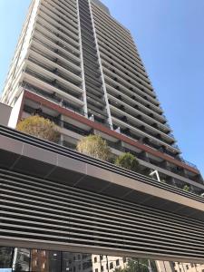 un edificio alto con plantas a su lado en Apto NOVO equipado Moema, en São Paulo