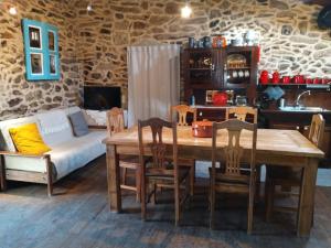 een eetkamer met een tafel en stoelen en een bank bij Casa Garcia - Chaves in Chaves