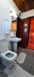 uma casa de banho com um WC e um lavatório em Casa temporada Campos do Jordão em Campos do Jordão