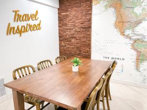 una mesa de madera en una habitación con un mapa en la pared en PINEMARK Inn Suites Events en Saint Clair