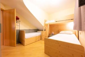 馬津的住宿－Cesa Antermoia，客房设有双层床和楼梯。