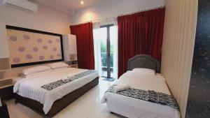 Bulan Guesthouse Imago في كوتا كينابالو: غرفة نوم بسريرين ونافذة ذات ستائر حمراء