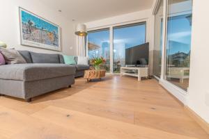 โทรทัศน์และ/หรือระบบความบันเทิงของ Helle Wohnung mit Bergblick & eigener Terrasse
