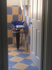 een badkamer met een blauwe en gele tegelvloer bij Apartments Lozina on the Beach in Omiš
