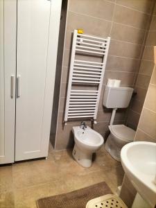 La salle de bains est pourvue de toilettes et d'un lavabo. dans l'établissement Mini Cocco&Fragola, à Reggio d'Émilie