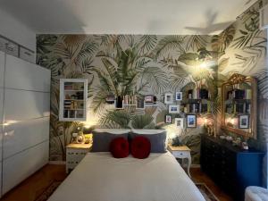1 dormitorio con cama blanca y almohadas rojas en Milanese luxury apartment, en Milán