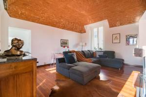 un soggiorno con divano e tavolo di Large, luxurious family apartment in Biella's historic center a Biella