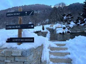 a street sign in the snow next to some stairs at Le Petit Nid d'Amour, Propriétés Mont Amour in Montriond