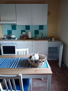 una cucina con un tavolo con un cestino sopra di La casa di Agata a Guardistallo
