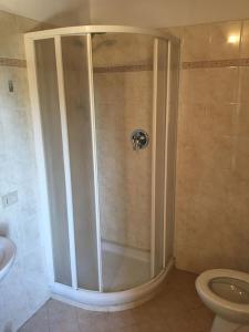 La salle de bains est pourvue d'une douche et de toilettes. dans l'établissement La Ramaccia: relax a Montescudaio, à Montescudaio