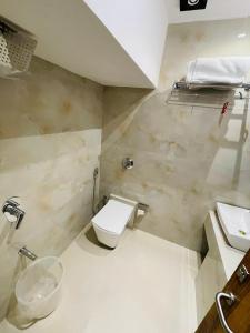 La salle de bains est pourvue de toilettes et d'un lavabo. dans l'établissement Hotel Hilton Suites, à Mumbai