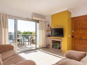 uma sala de estar com lareira e televisão em Apartament Francesca Beach with Pool na Alcúdia