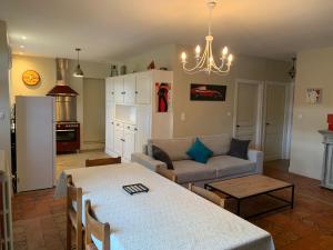 salon ze stołem i kanapą w obiekcie Charmant appartement jardin/parking privé 4 personnes w mieście Bourboule