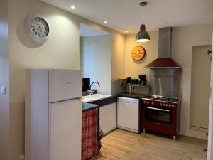 Kuchnia lub aneks kuchenny w obiekcie Charmant appartement jardin/parking privé 4 personnes