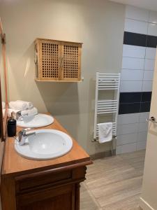 Łazienka w obiekcie Charmant appartement jardin/parking privé 4 personnes