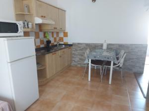 Küche/Küchenzeile in der Unterkunft Bungalows en Residencial el Cantil - Piscina