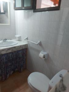 Ein Badezimmer in der Unterkunft Bungalows en Residencial el Cantil - Piscina