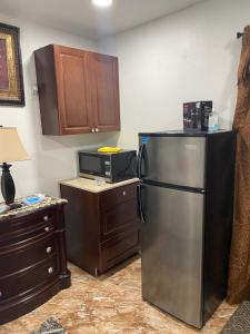 La cuisine est équipée d'un réfrigérateur et d'un four micro-ondes. dans l'établissement Paradise Oasis1, à Miami